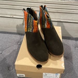 Tom’s brand women’s chocolate suede booties